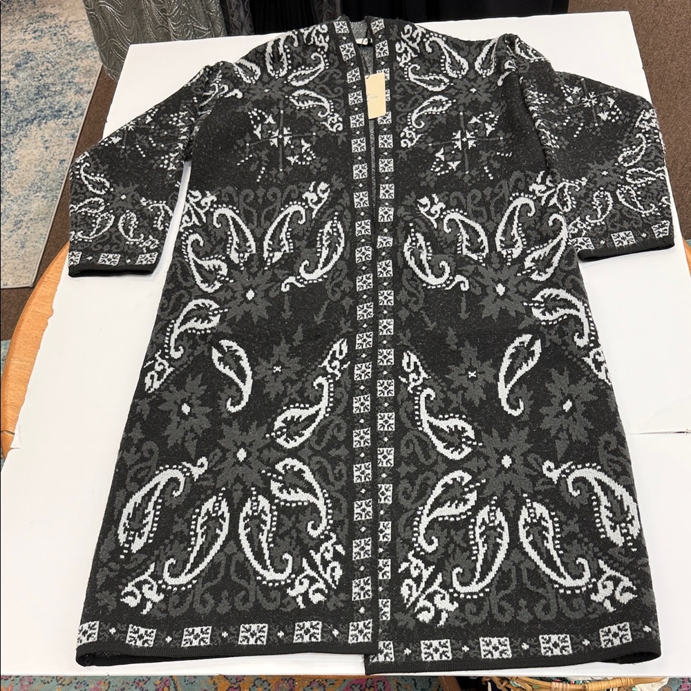 Elegant Black and White Patterned Cardigan NWT
